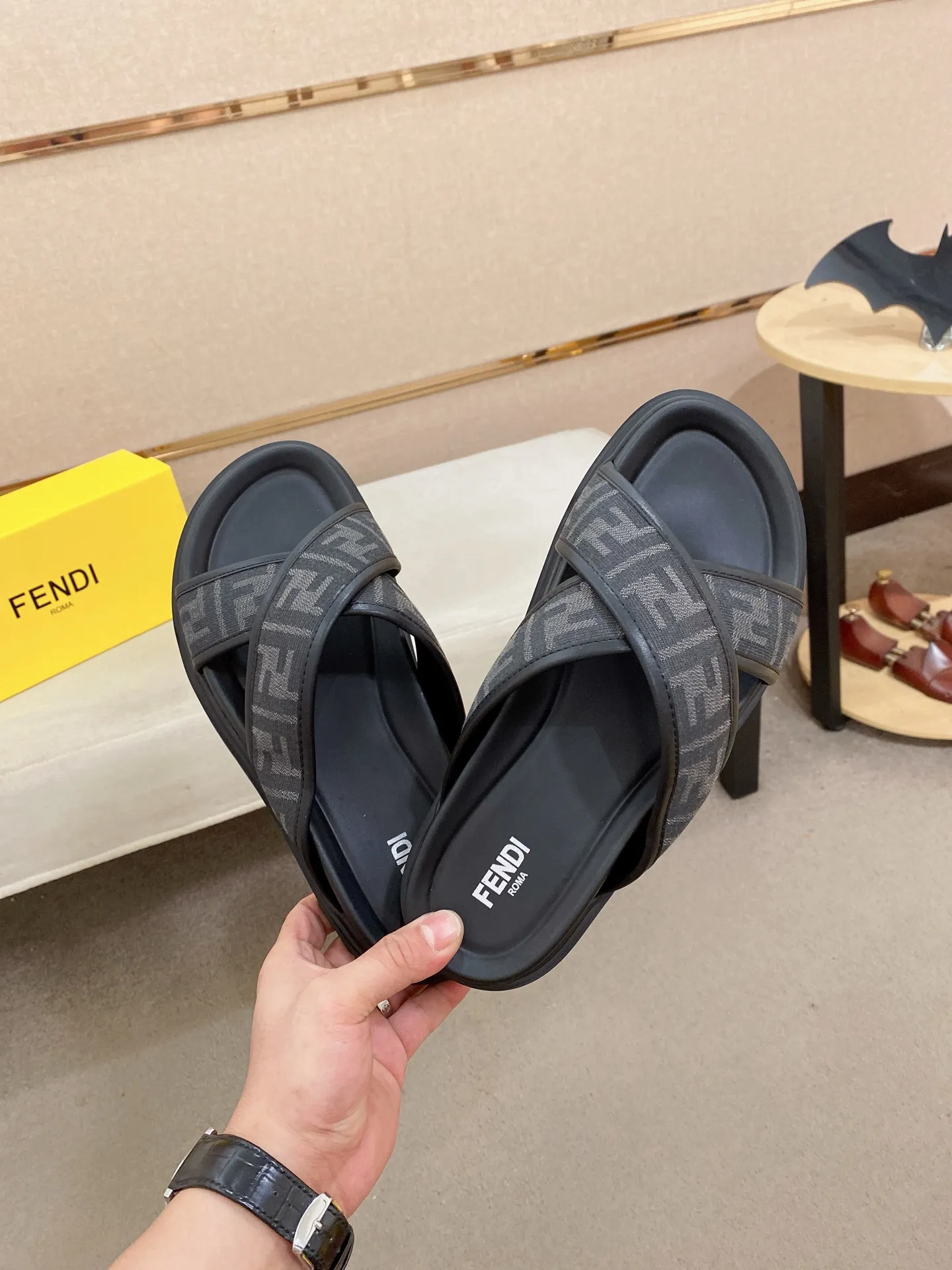 Factory price: 320💰 [Fendi Slippers] High-end brand of men's shoes, official website 1:1 latest masterpiece: original mold customization, the fabric is made of imported original materials, upgraded outsole, lighter and non-slip. The market's top quality, simple yet tasteful, a must-have for fashionistas, fashionable at your feet, full of confidence, the same style at the counter 👍The season of summer slippers is here. Code: 38-44 (45 is custom-made and cannot be returned or exchanged)
